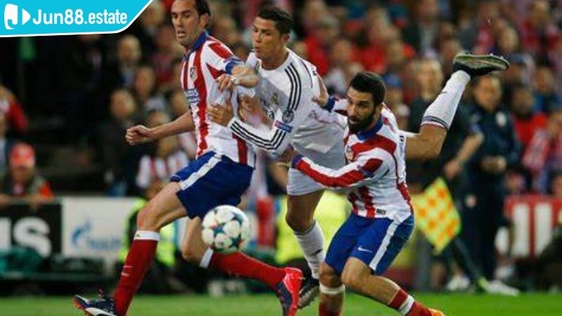 CF Trong Bóng Đá Là Gì Jun88 Vai Trò Của Tiền Đạo Trung Tâm 3 Đánh giá vị trí CF tại Jun88 là gì?